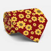Gelbe Blume Muster auf rotem Hintergrund - Blumenm Krawatte (Gerollt)