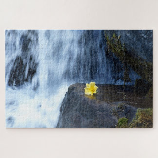 Gelbe Blume Primrose im Wasserfall Puzzle