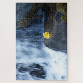 Gelbe Blume Primrose im Wasserfall Puzzle (Vertikal)