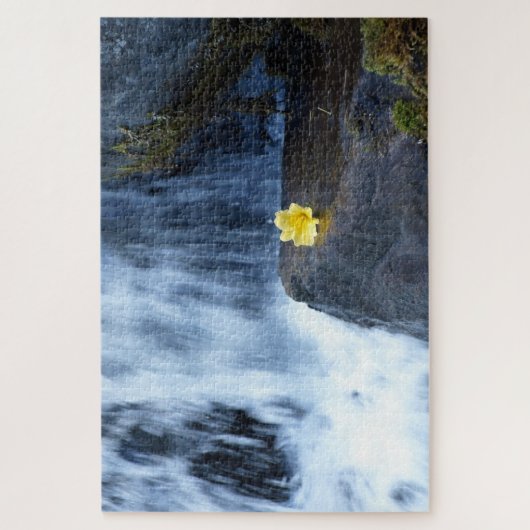 Gelbe Blume Primrose im Wasserfall Puzzle (Vertikal)