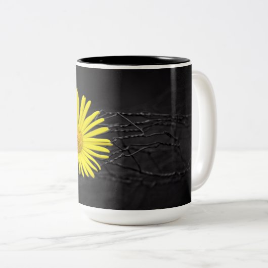 Gelbe Blume Zweifarbige Tasse (VorderseiteRechts)