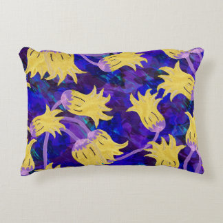 Gelbe Blumen: Aquarellbilder mit dunklem Hintergru Dekokissen