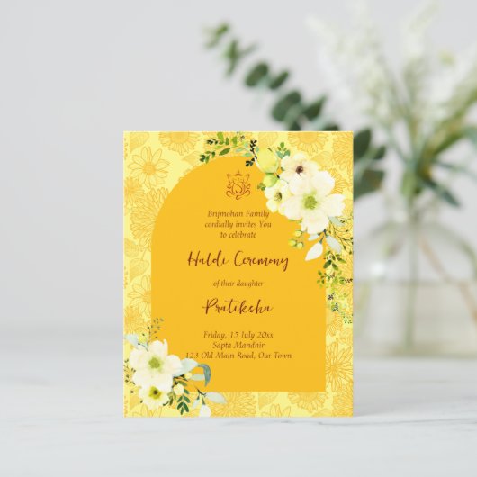 Gelbe Blumen arch Budget Haldi Einladung (Stehend Vorderseite)