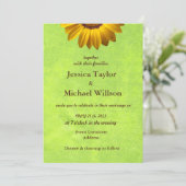 Gelbe Blumen auf Abstrakt-grüner Monogram Einladung (Stehend Vorderseite)