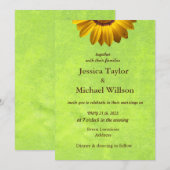 Gelbe Blumen auf Abstrakt-grüner Monogram Einladung (Vorne/Hinten)