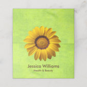 Gelbe Blumen auf Abstrakt-grüner Monogram Terminkarte (Außenseite Aufgefaltet)