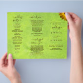Gelbe Blumen auf Abstrakter Grüner Hochzeit Flyer (Hand)