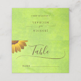 Gelbe Blumen auf Abstrakter Grüner Hochzeit Platzkarte