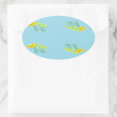 Gelbe Blumen auf blau Ovaler Aufkleber (Tasche)