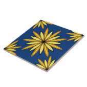 Gelbe Blumen auf einem dunkelblauen Hintergrund Fliese (Seite)