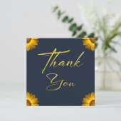 Gelbe Blumen auf Navy Blue-Hintergrund Monogram Dankeskarte (Stehend Vorderseite)