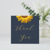 Gelbe Blumen auf Navy Blue-Hintergrund Monogram Dankeskarte (Stehend Vorderseite)