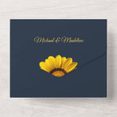 Gelbe Blumen auf Navy Blue-Hintergrund Monogram in All In One Einladung (Rückseite)