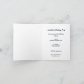 Gelbe Blumen auf Navy Blue-Hintergrund Monogram in Einladung (Innenseite)