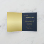 Gelbe Blumen auf Navy Blue-Hintergrund Monogram in Einladung (Innenseite)