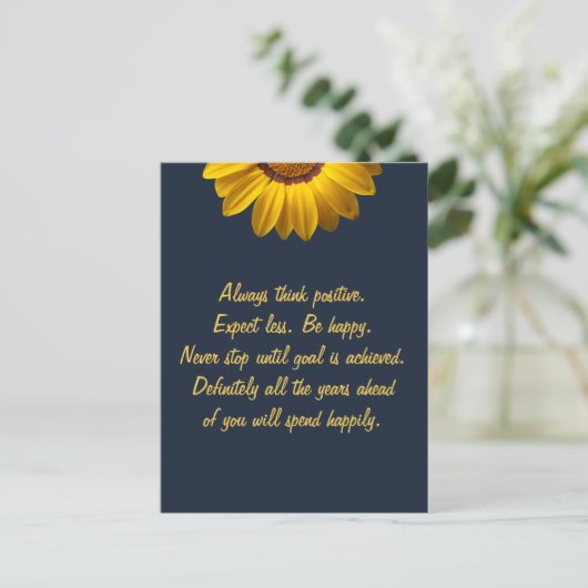 Gelbe Blumen auf Navy Blue-Hintergrund Monogram in Postkarte (Stehend Vorderseite)