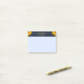 Gelbe Blumen auf Navy Blue-Hintergrund Monogram Post-it Klebezettel (Auf Schreibtisch)