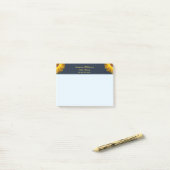 Gelbe Blumen auf Navy Blue-Hintergrund Monogram Post-it Klebezettel (Auf Schreibtisch)