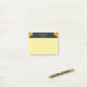 Gelbe Blumen auf Navy Blue-Hintergrund Monogram Post-it Klebezettel (Auf Schreibtisch)