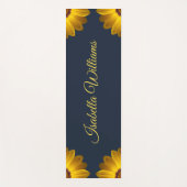 Gelbe Blumen auf Navy Blue-Hintergrund Monogram Yogamatte (Vorderseite)