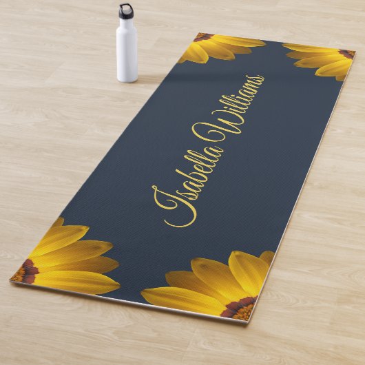 Gelbe Blumen auf Navy Blue-Hintergrund Monogram Yogamatte (Beispiel)