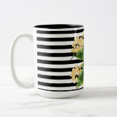 Gelbe Blumen auf schwarz-weißen Streifen Zweifarbige Tasse (Links)