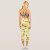 Gelbe Blumen, Blumenmuster, Muster von Blume Capri Leggings (Rückseite)