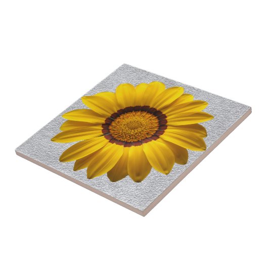 Gelbe Blumen, graue Steinwände im Hintergrund Fliese (Seite)