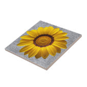 Gelbe Blumen, graue Steinwände im Hintergrund Fliese (Seite)