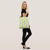 Gelbe Blumen: Illustriertes nahtloses Muster Tasche (Am Model)