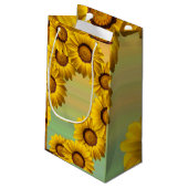 Gelbe Blumen im Frühling Kleine Geschenktüte (Rückseite Schrägansicht)