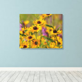 Gelbe Blumen in einer Wiesen-Leinwand Kunstdrucken Leinwanddruck (Insitu (Holzboden))