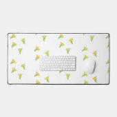 Gelbe Blumen mit grünen Blätter auf Weiß Schreibtischunterlage (Tastatur & Maus)