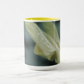 Gelbe Blumen - Morgentau Tasse (Zentrum)