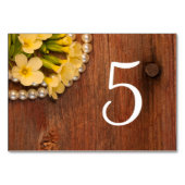 Gelbe Blumen, Perlen aus Stallholz, Hochzeit Tischnummer (Rückseite)