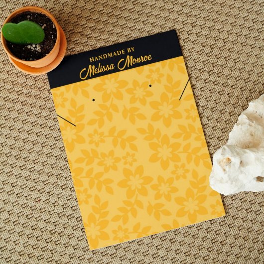 Gelbe Blumen Script-Necklace-Juwelier-Display