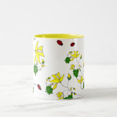 Gelbe Blumen und kleine Marienkäfer-Tasse Zweifarbige Tasse (Mittel)