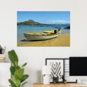 Gelbe Boote am goldgelben Strand Poster (Heimbüro)
