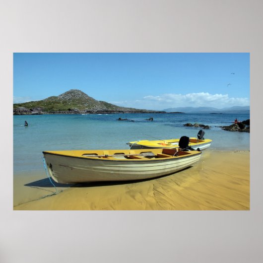Gelbe Boote am goldgelben Strand Poster (Vorne)
