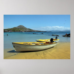 gelbe Boote auf goldenem irischem Strand Poster