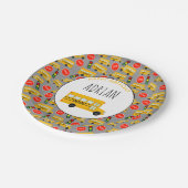 Gelbe Bushaltestelle der Schule Unterschreiben von Pappteller (Schrägansicht)