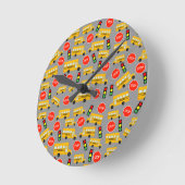 Gelbe Bushaltestelle für Busse, die Ampeln signier Runde Wanduhr (Winkel)