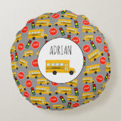 Gelbe Bushaltestelle für Busse, die Ampeln signier Rundes Kissen (Rückseite)