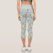 Gelbe Buttercups und blaue Iris Capri Leggings (Rückseite)