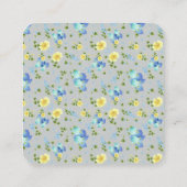 Gelbe Buttercups und blaue Iris Quadratische Visitenkarte (Rückseite)