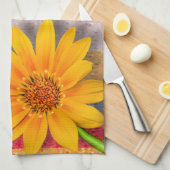 Gelbe Buttertasse mit pastellfarbenen Streifen per Geschirrtuch (Viertel Falte)