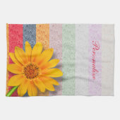 Gelbe Buttertasse mit pastellfarbenen Streifen per Geschirrtuch (Horizontal)