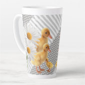 Gelbe Chicks Daisy Stripe Latte Tasse (Linke Ecke)