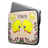 Gelbe Chips mit Laptop-Rückenleeve Sun Floral Laptopschutzhülle (Vorderseite Links)