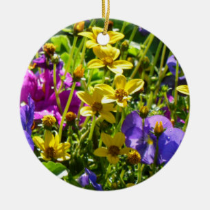 Gelbe Coreopsis und lila Veilchen Bunte Blumen Keramikornament